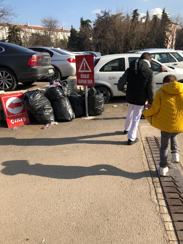 Металеві шипи на парковці в'їзд/виїзд 2