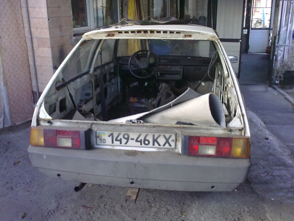 Як я її побачив уперше вже у дворі. 3
