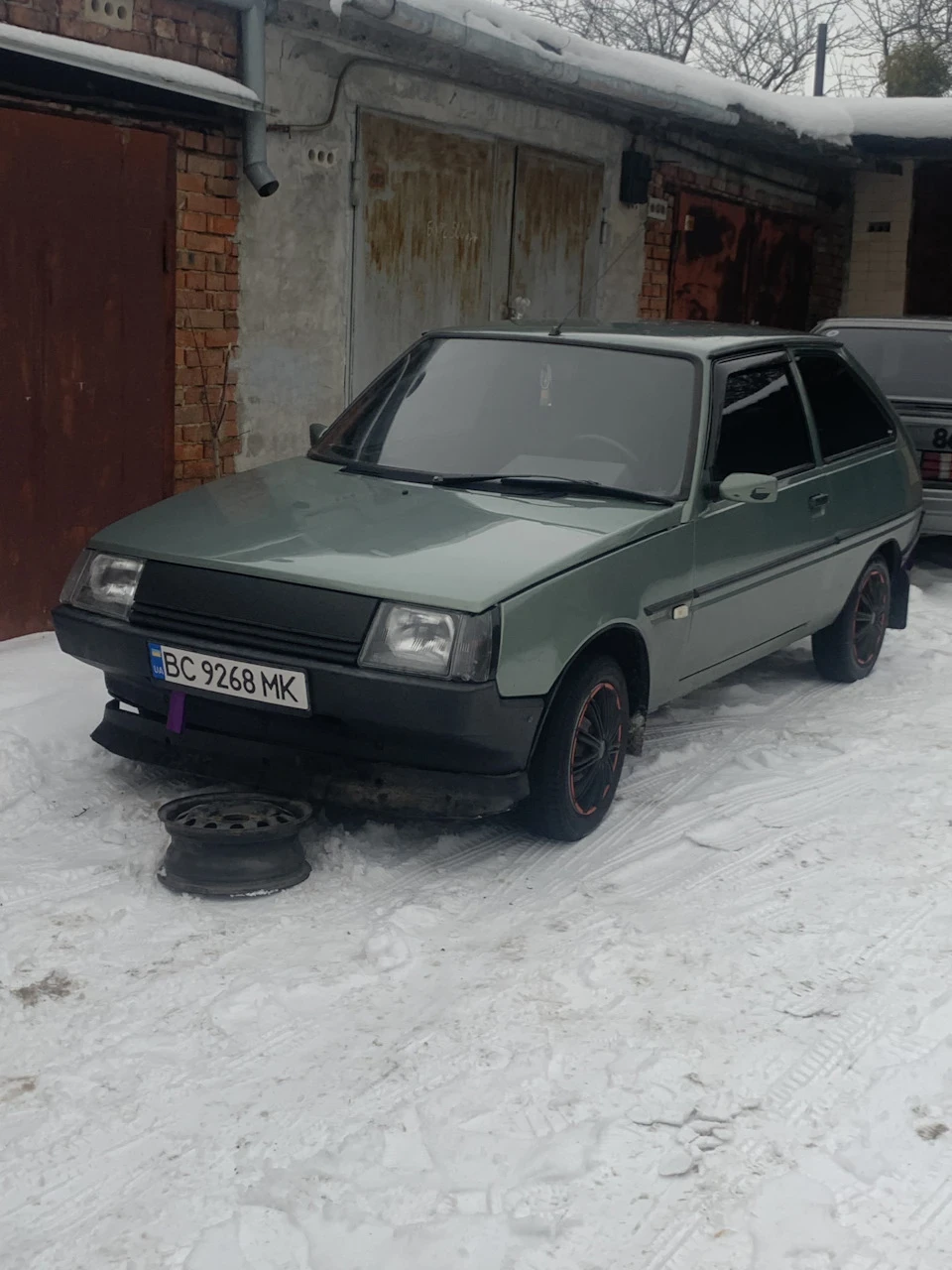 Чорні грати та губа.