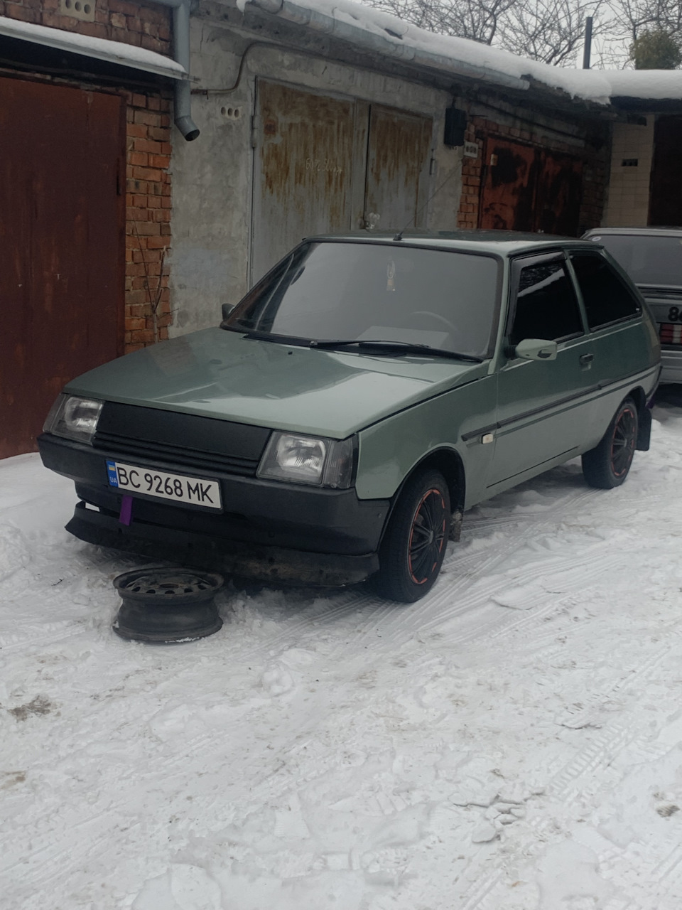 Чорні грати та губа. 1