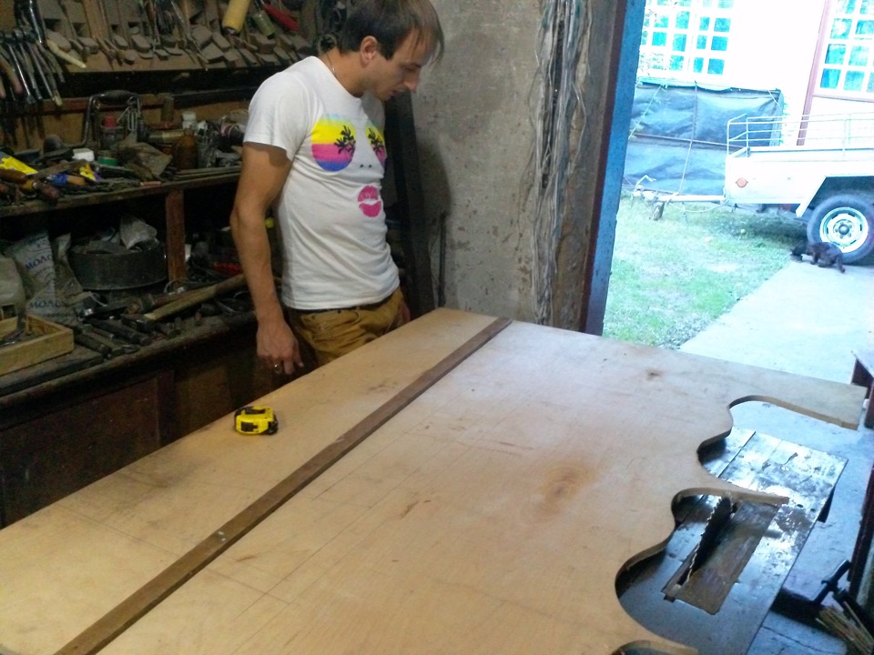 Задня полиця та приємний звук. 1