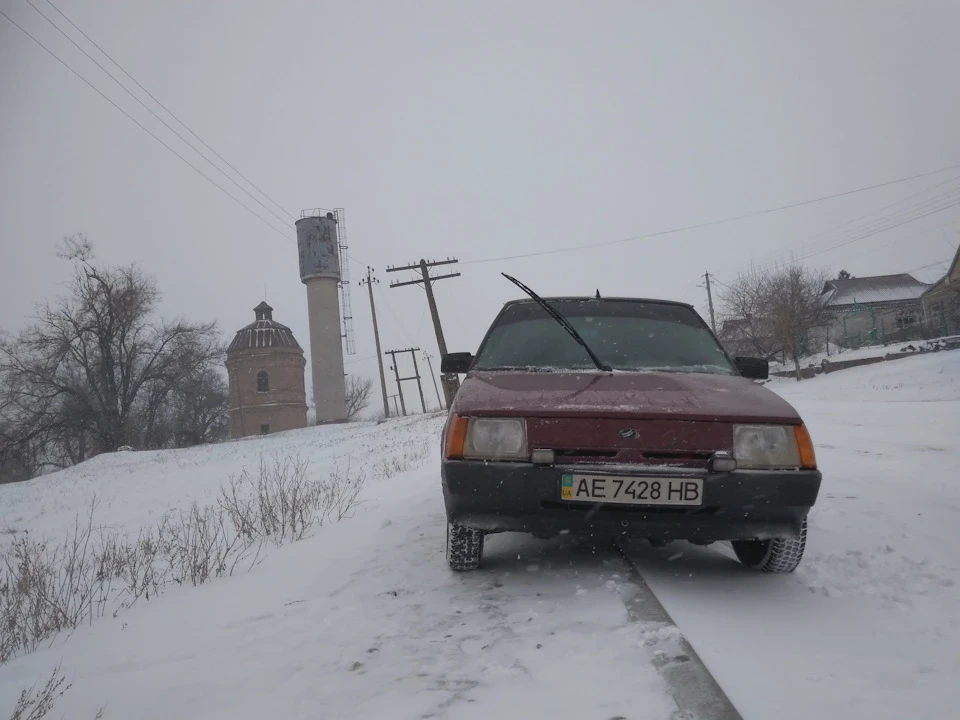 Поїхав покататися снігом.