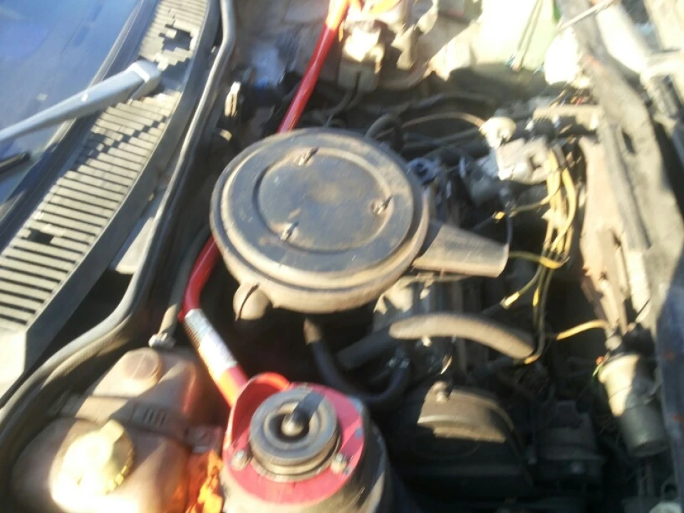 Поставив розпірку передніх склянок.