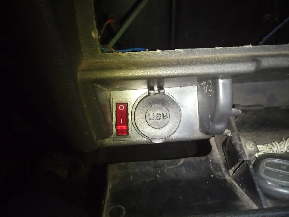 Встановив USB замість прикурювача та +1 пасажиру.