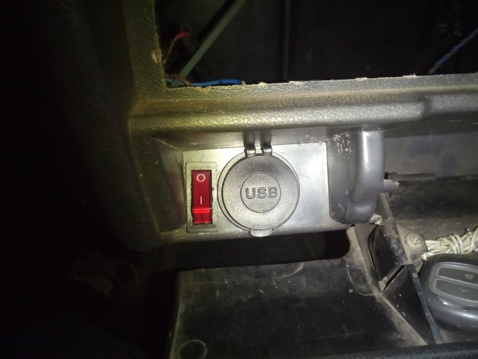 Встановив USB замість прикурювача та +1 пасажиру. 1