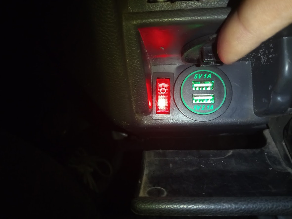 Встановив USB замість прикурювача та +1 пасажиру. 2