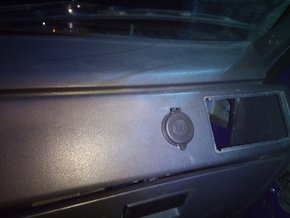 Встановив USB замість прикурювача та +1 пасажиру. 3