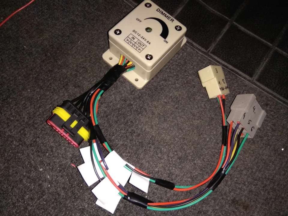Ввічливе освітлення салону, ніг, а також багажника Arduino DIY