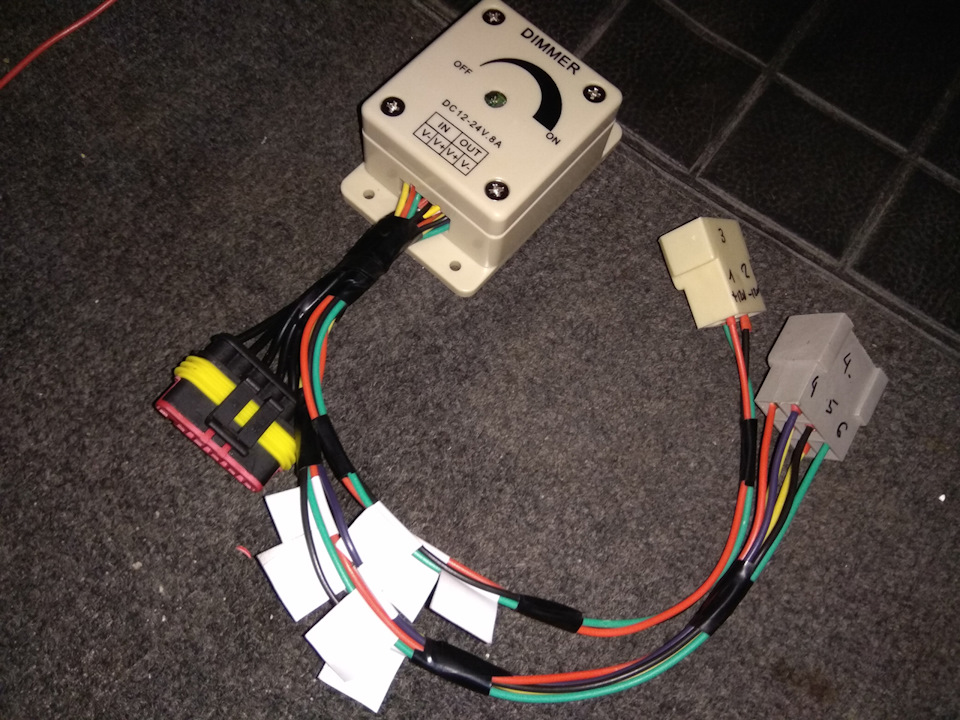 Ввічливе освітлення салону, ніг, а також багажника Arduino DIY 1