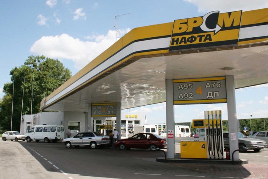 Хлопці хто де заправляє свою машину? 2