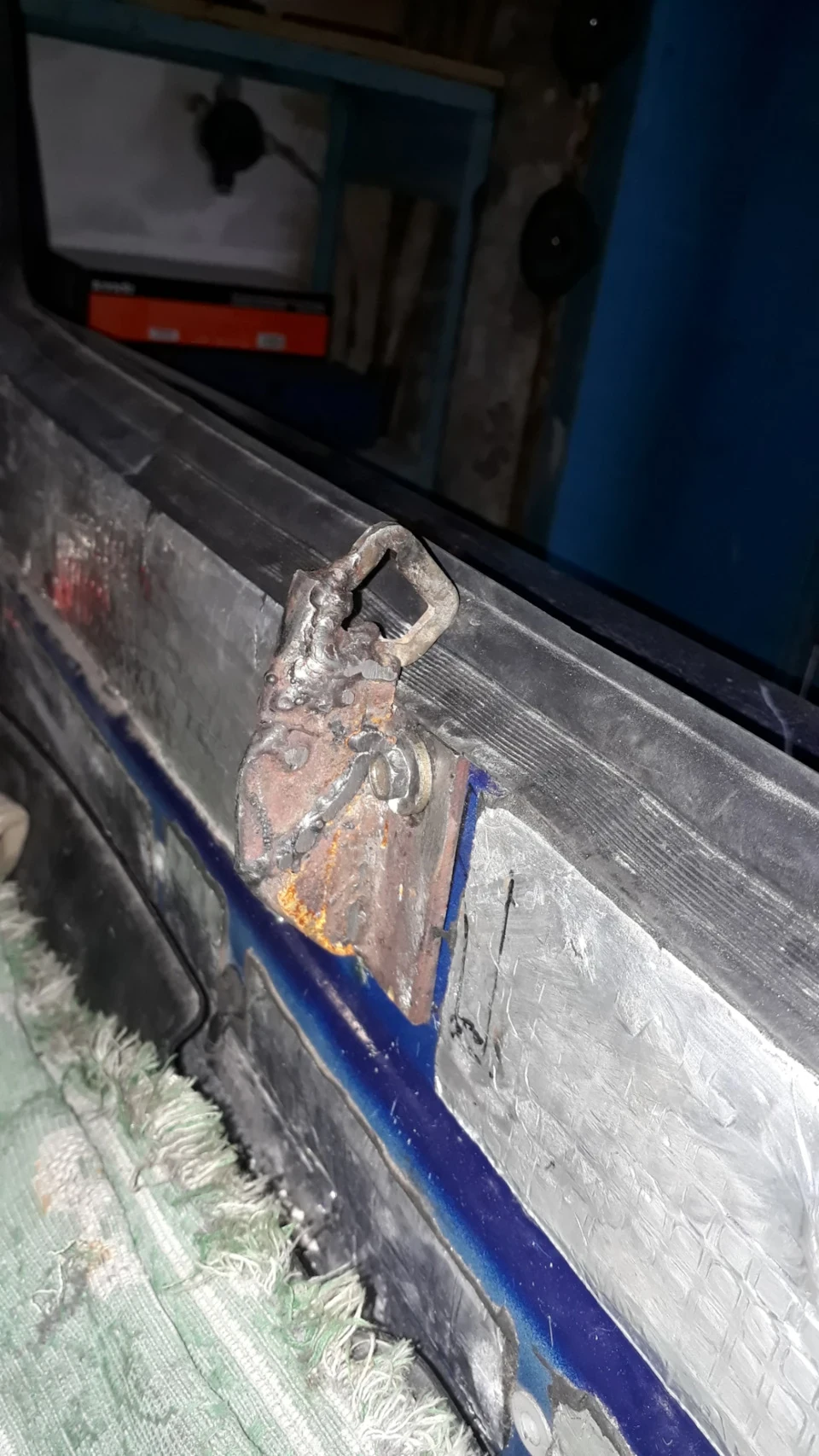 Відповідна частина замку багажника від Ланоса