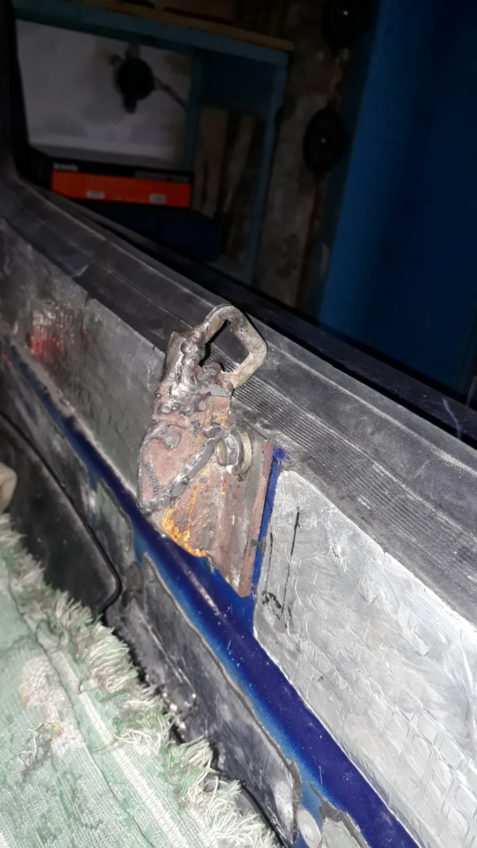Відповідна частина замку багажника від Ланоса 1