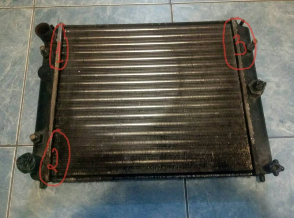 Теч радіатора охолодження.