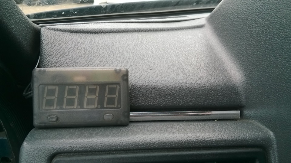 Вольтметр у салон 1