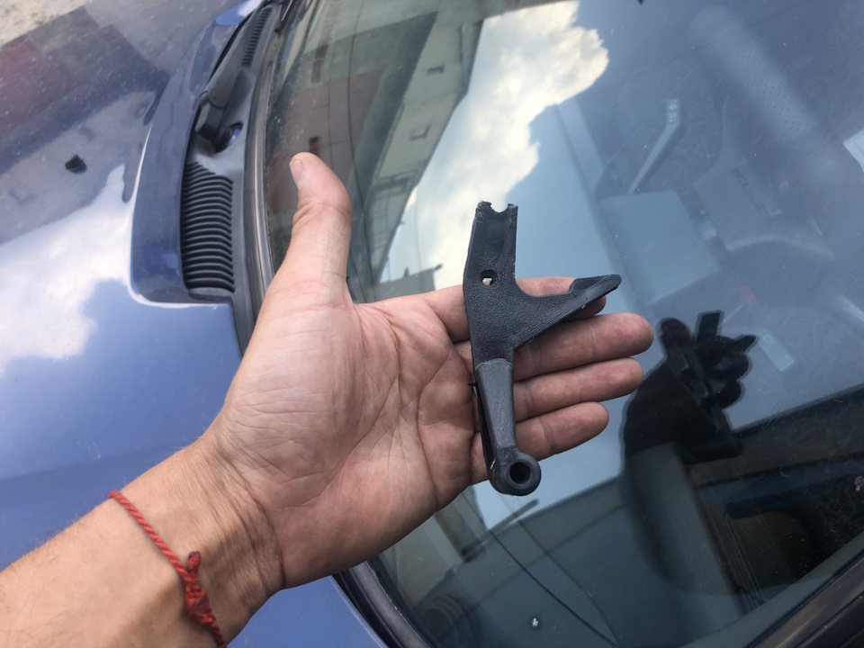 Аварійне відкриття капота коли обірвало трос відмикання капота, встановлення сітки на повітрозабірник від попадання листя в салон 3