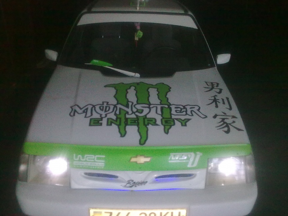 Наклеїв наклейки Monster energy 1