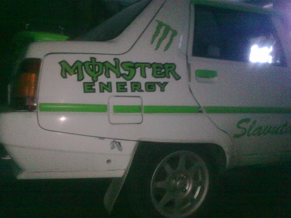 Наклеїв наклейки Monster energy 2