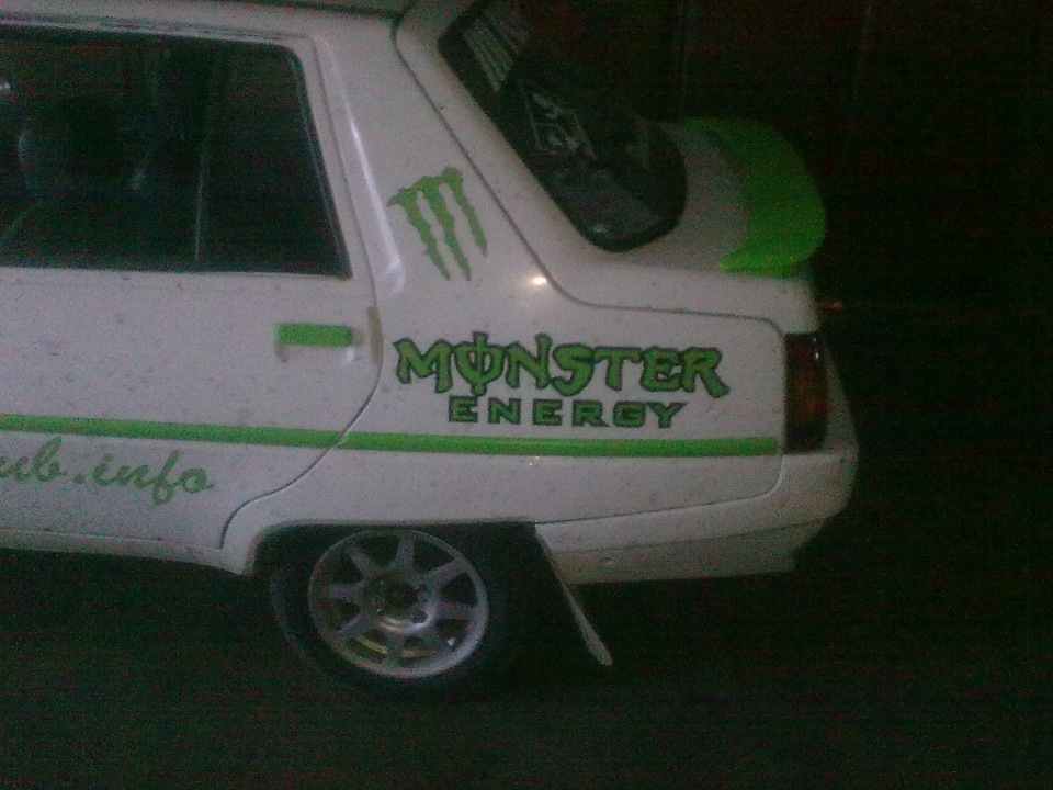 Наклеїв наклейки Monster energy 3