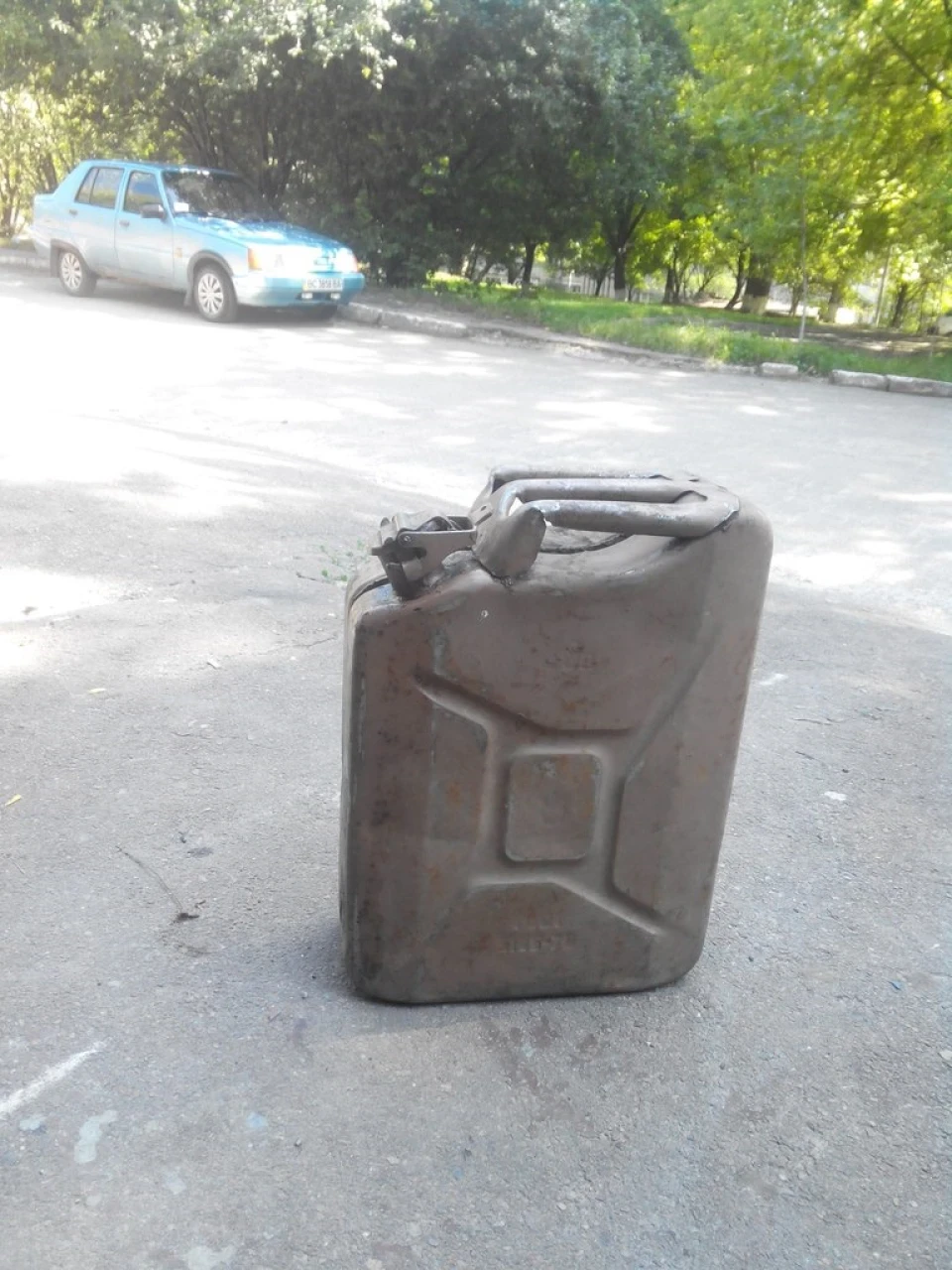 каністра, там був дизель, хочу заливати туди бензин. чи можна? або чимось очистити?