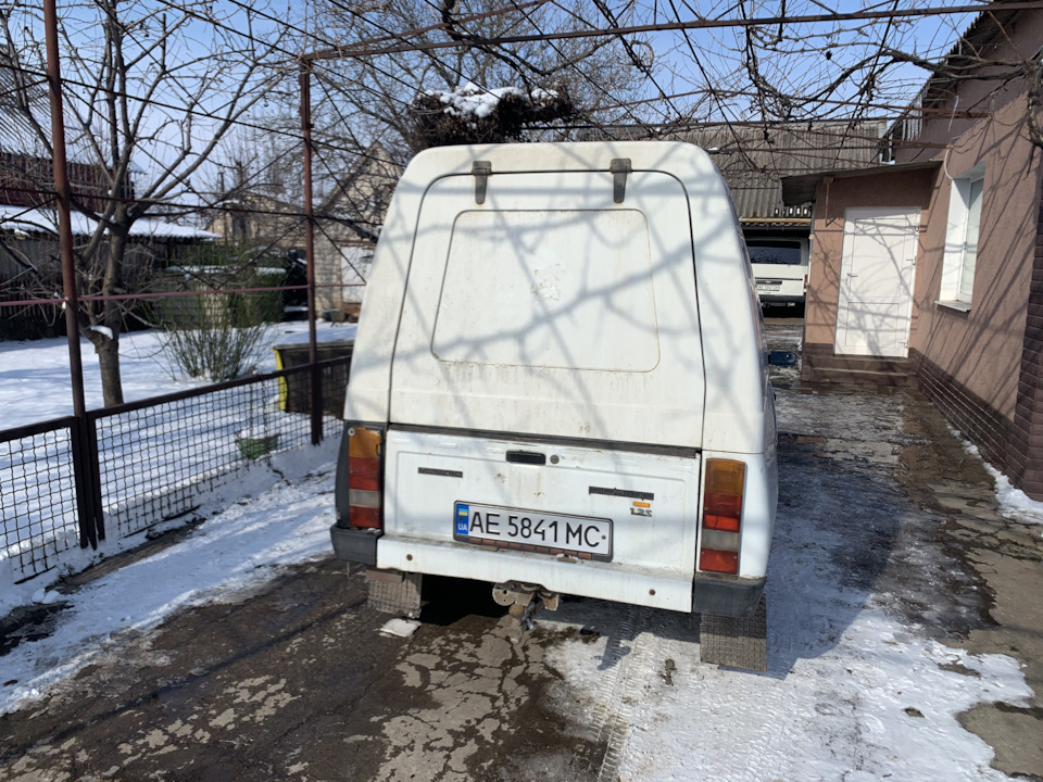 Чому не горять лампи заднього ходу? 1