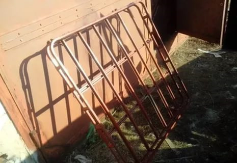 А у нас у дворі є дівчинка одна)) ... Або купив багажник на дах горбика 2