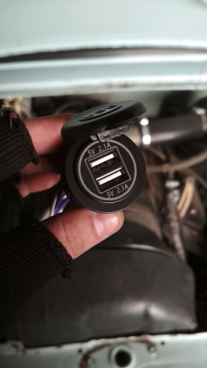 USB зарядка на торпеду ЗАЗ 968М дія перша 2