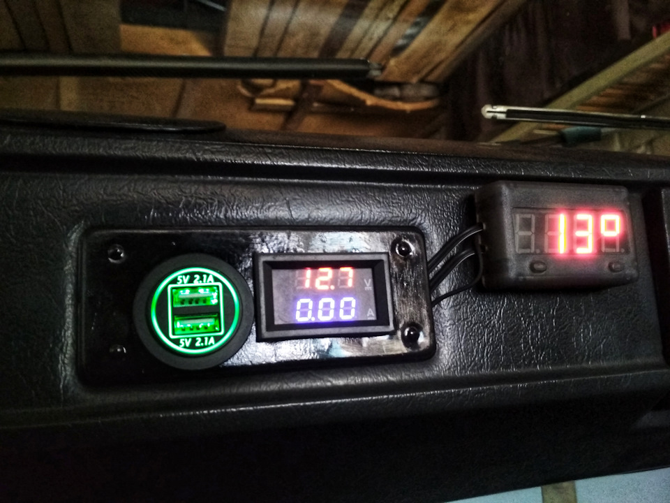 USB зарядка на торпеду ЗАЗ 968М дія друга 2