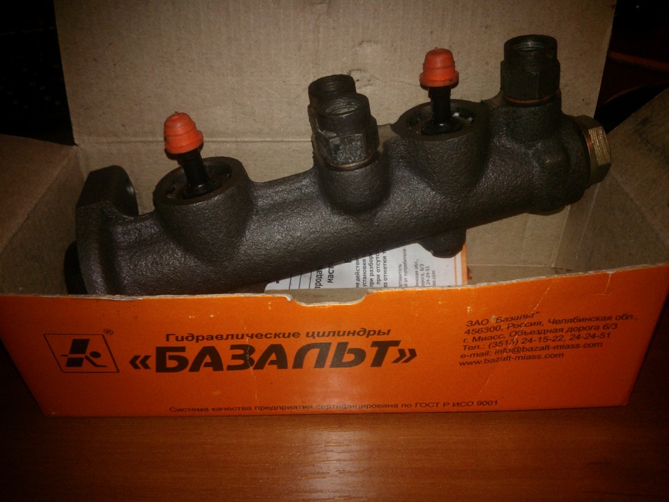 Головний гальмівний циліндр } 1