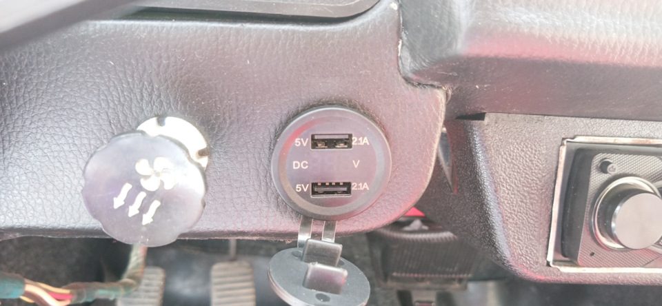ЮСБ(usb) зарядка- прикурювач заз 968. З ВОЛЬТМЕТРОМ 2