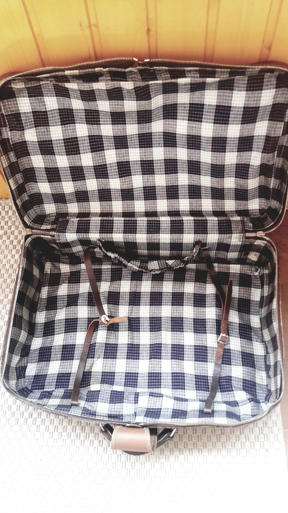 Вишукування схилився old SUITCASE! Four is enough for me. 5