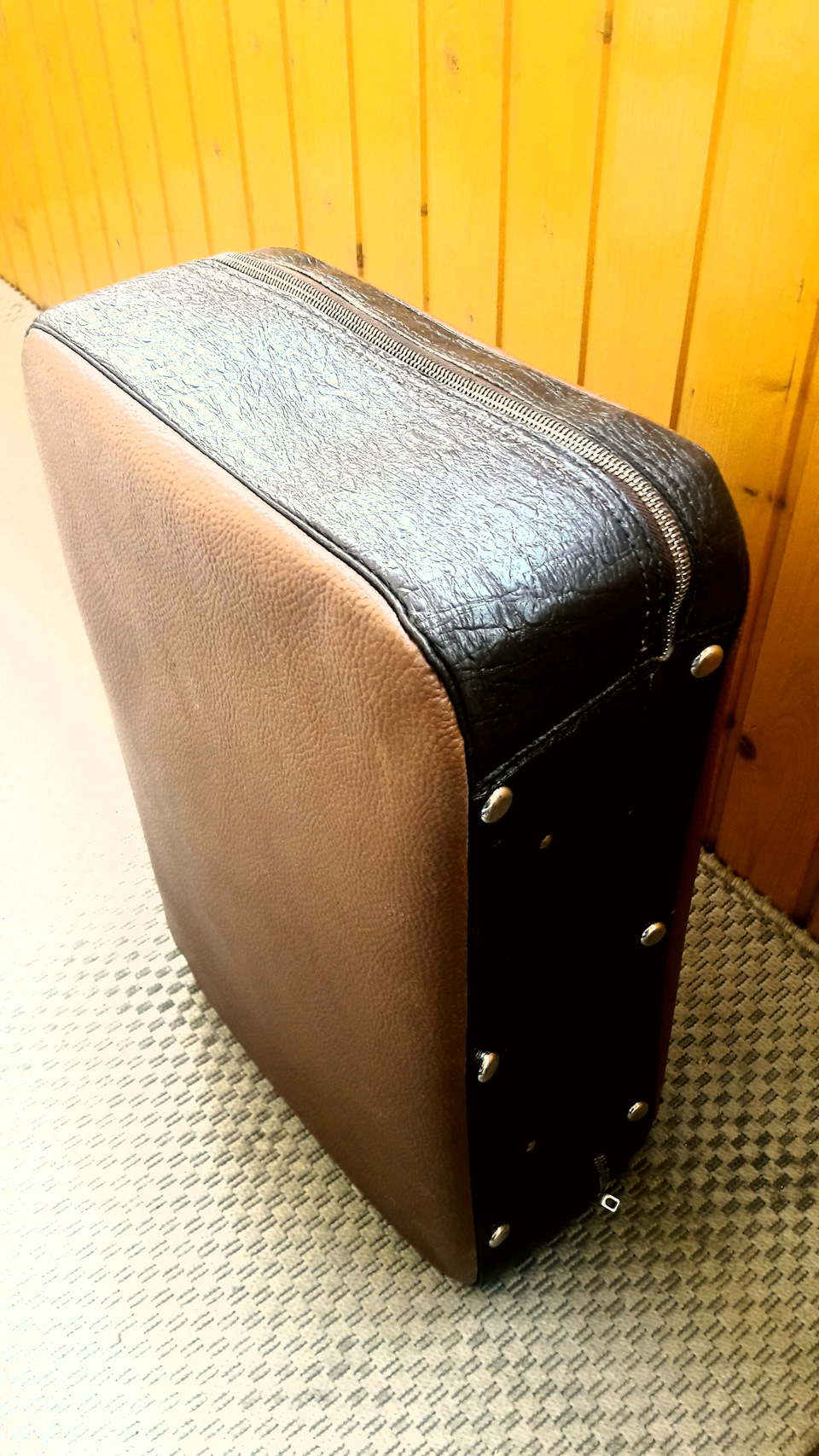 Вишукування схилився old SUITCASE! Four is enough for me. 1