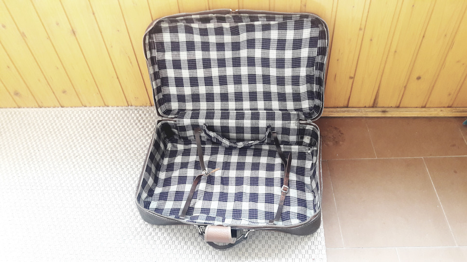 Вишукування схилився old SUITCASE! Four is enough for me. 3