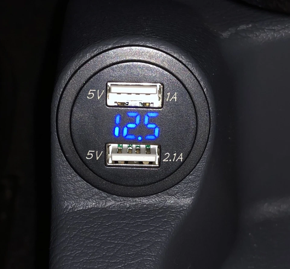 Викинув прикурювач і встановив розетку USB.