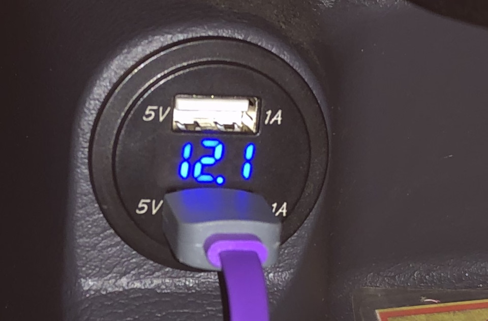 Викинув прикурювач і встановив розетку USB. 3