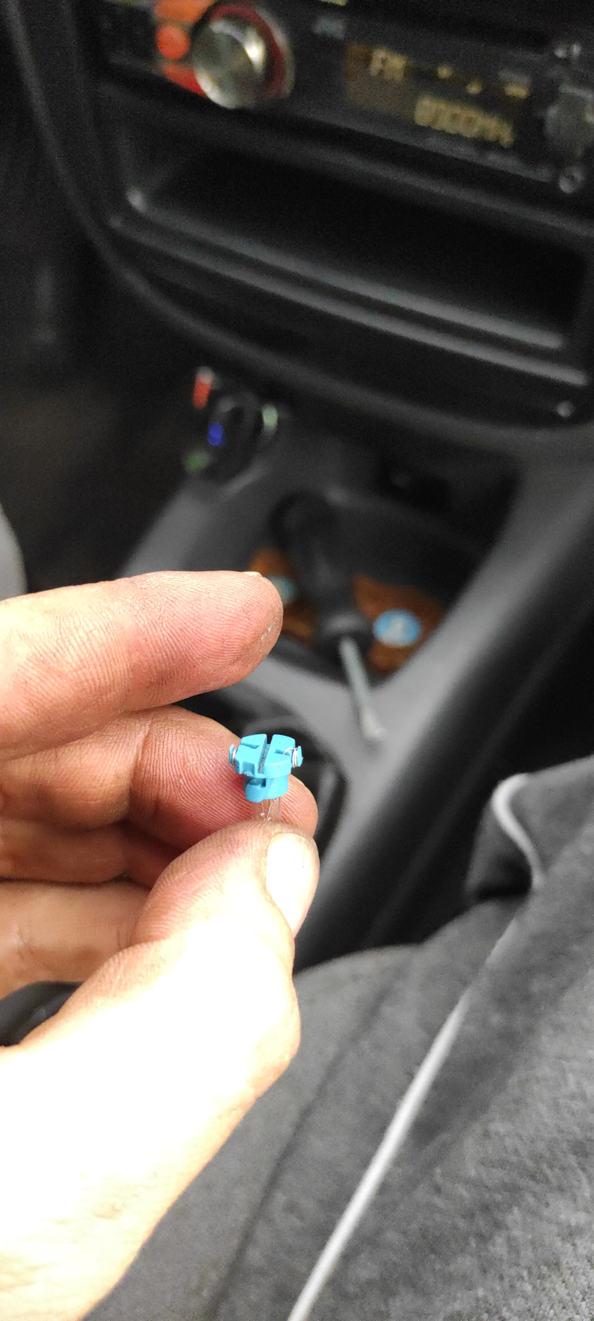 Заміна лампочки в кнопці аварійки 4