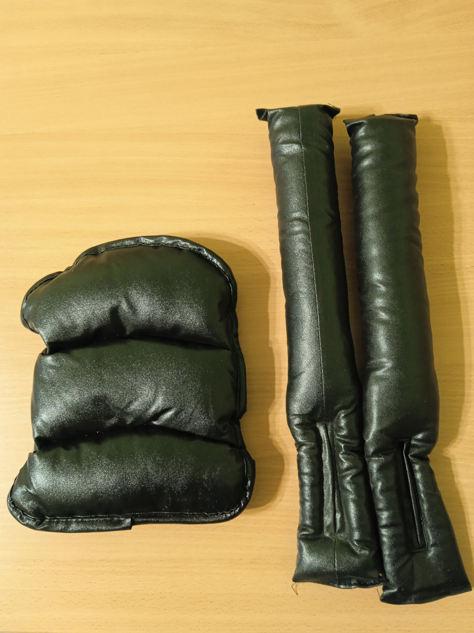 Вставка ущільнювач між сидінням та консоллю та подушка підлокітника. 1