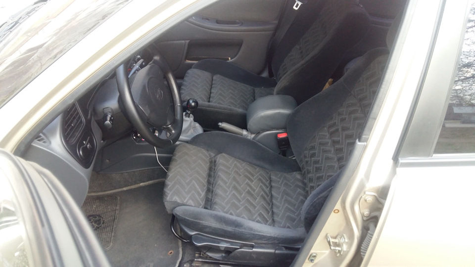 табуретки з Vectra B, можливо Recaro, але це не точно 1