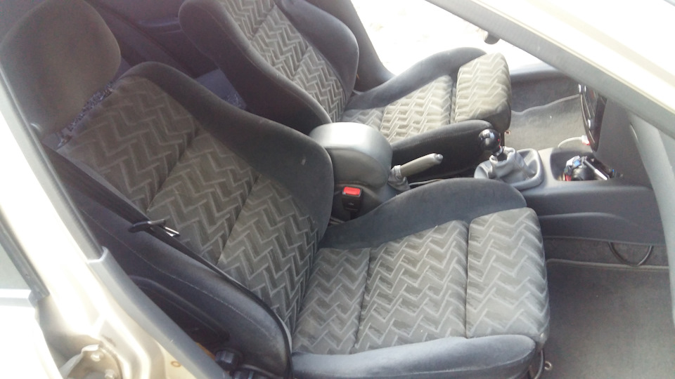 табуретки з Vectra B, можливо Recaro, але це не точно 2