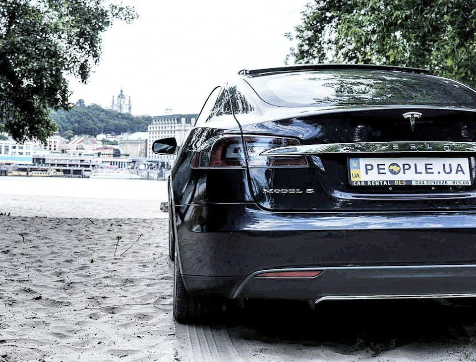 Tesla model s 85