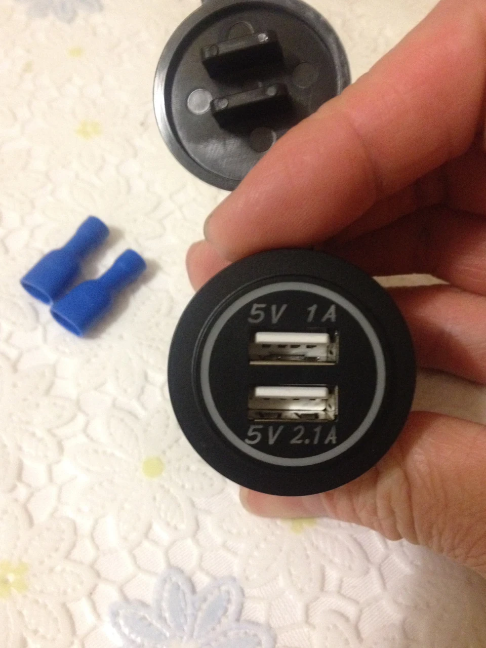 USB зарядка в салон.