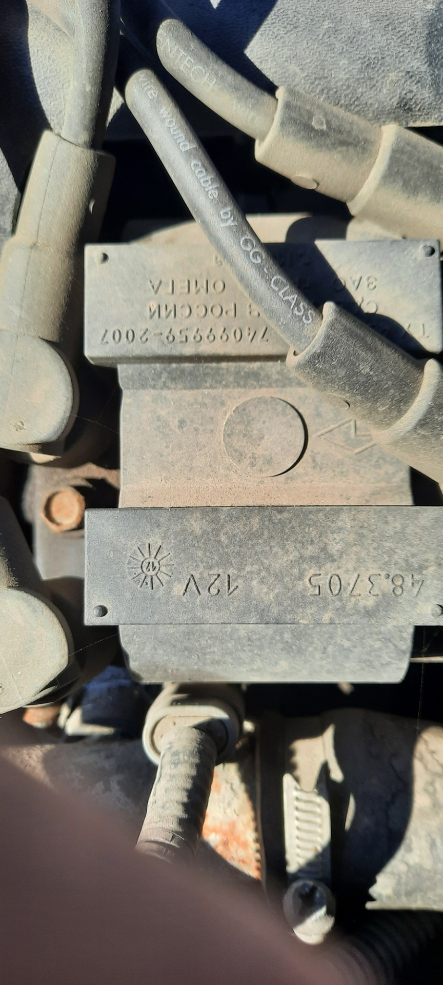 Смикається при натисканні педалі газу. 4