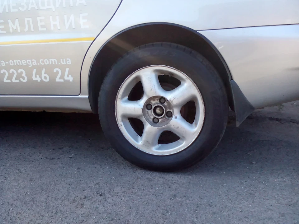 Взяв тапки потягати