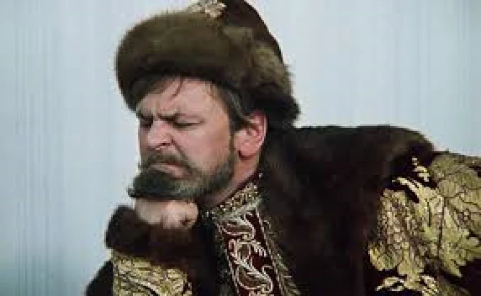 Олія продовжує тікати.(((