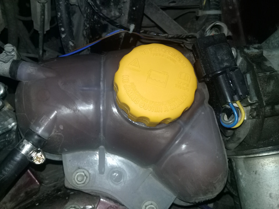 Кришка розширювального бачка GM 3