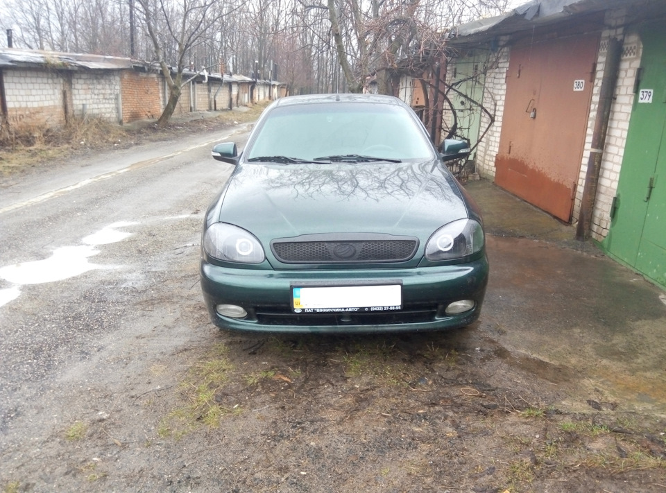 Грати та значки в чорний мат 1