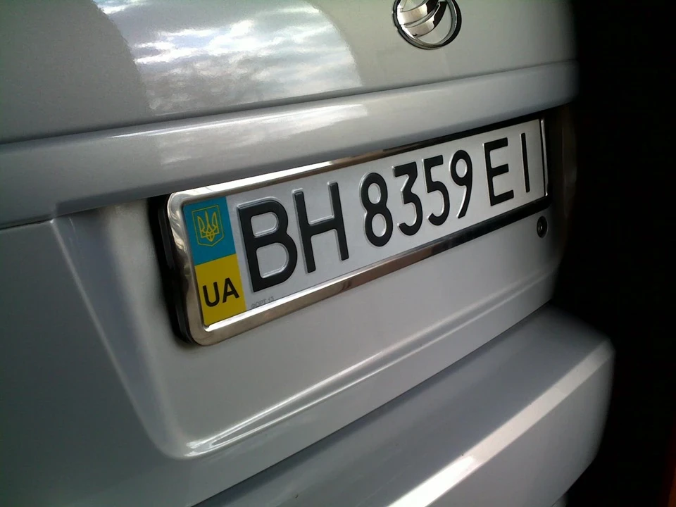 Хром рамка під номер.