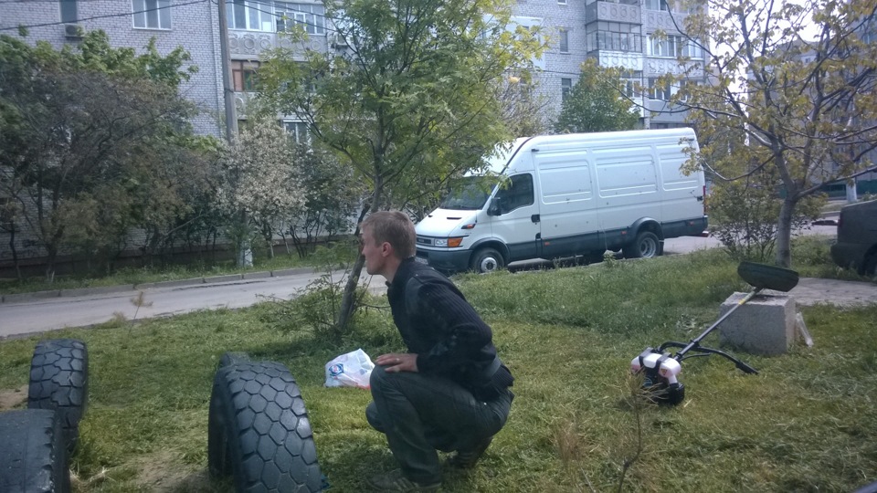 Трава у дома 3